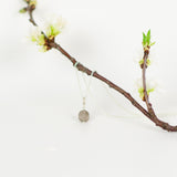 Rosenskåret røgkvarts halssmykke fra JINS hos Shining You