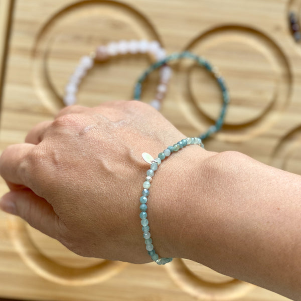 Lyseblå turmalin armbånd fra JINS hos Shining You