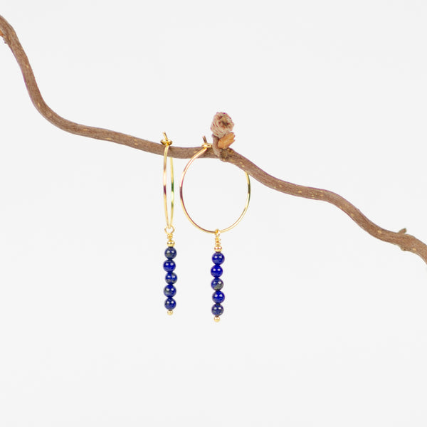Creol-øreringe fra JINS med blå lapis lazuli