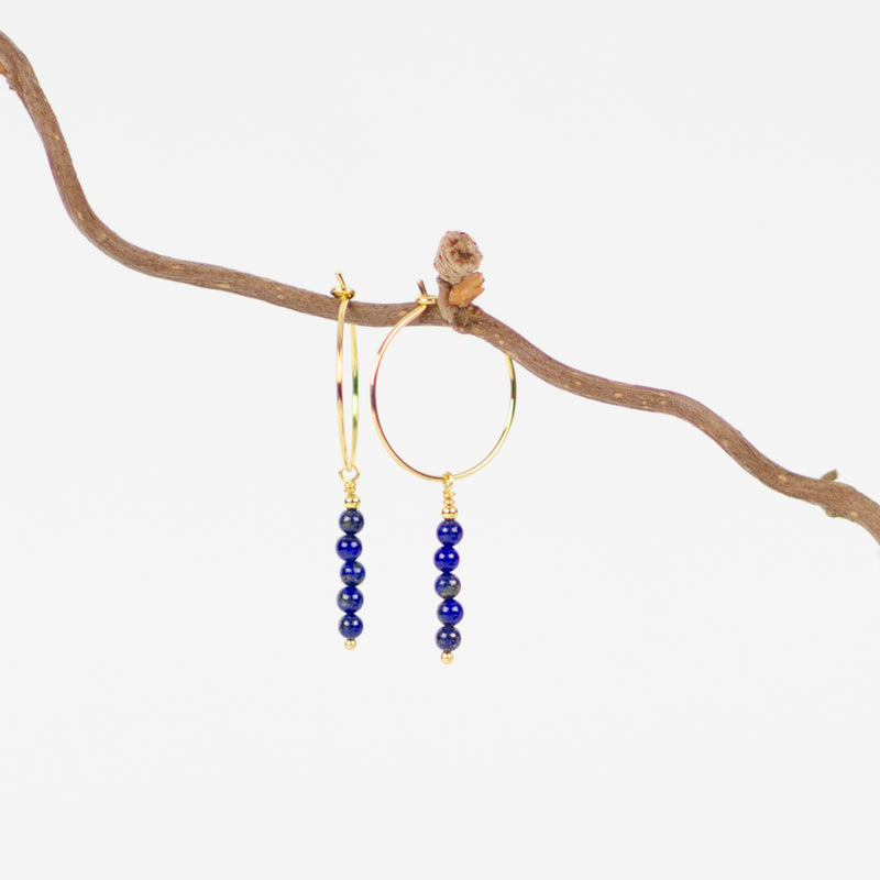 Creol-øreringe fra JINS med blå lapis lazuli