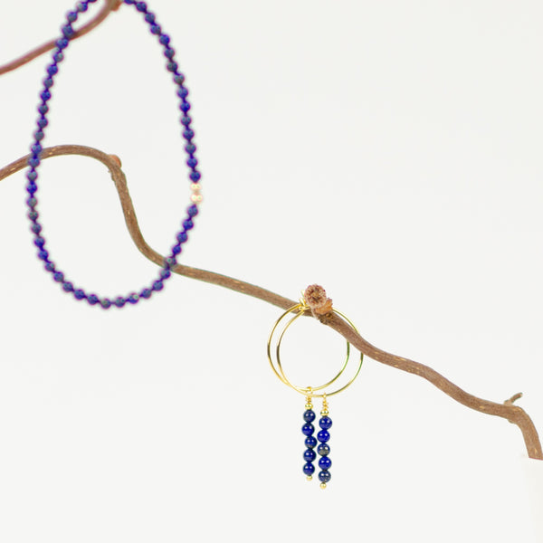 Creol-øreringe fra JINS med blå lapis lazuli
