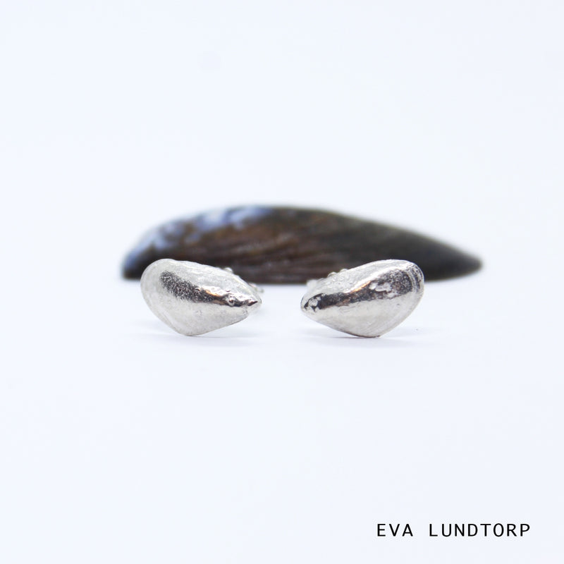EVA LUNDTORP Blåmusling sølv øreringe hos Shining You