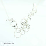 Sølv cirkel halskæde fra EVA LUNDTORP hos Shining You
